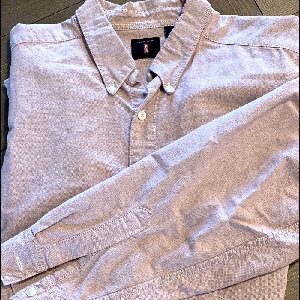 Men’s Levi’s button down Oxford shirt.